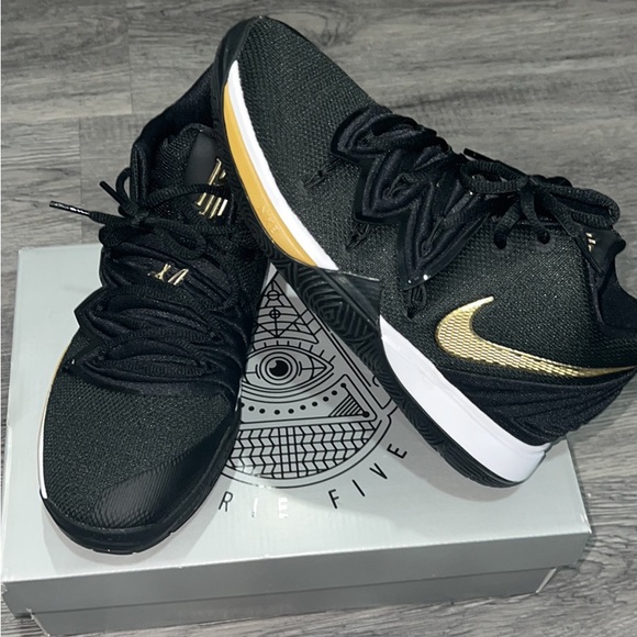 KYRIE 5 (GS) Basketball Shoe - Picture 5 of 10